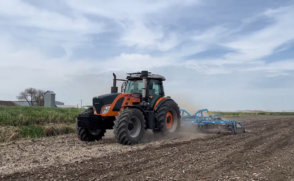 Демо-показ трактора ENSIGN YX2404N